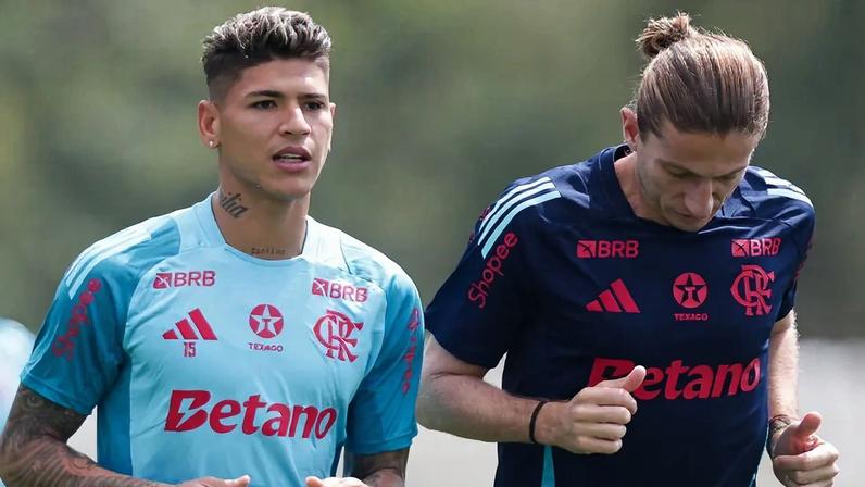 Carrascal e Filipe Luís correm lado a lado durante treino no Ninho do Urubu (Foto: Adriano Fontes / Flamengo)