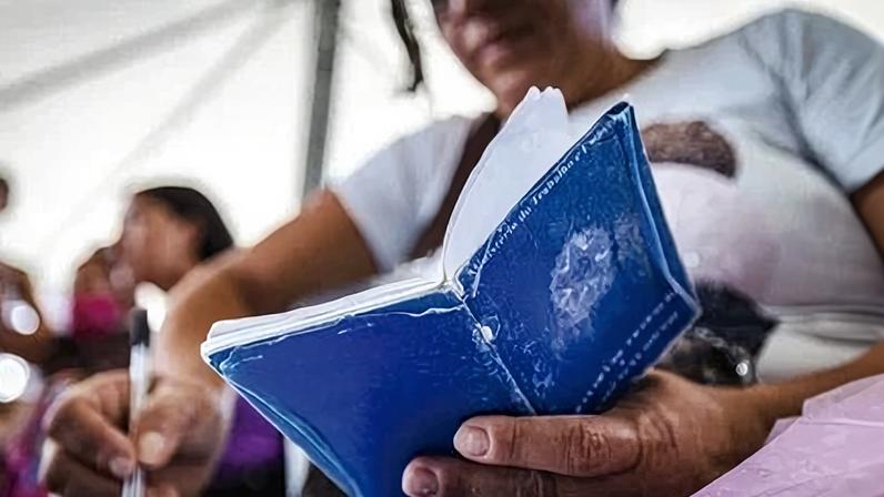 Brasil registra saldo positivo de 1,27 milhão de empregos formais em 2025