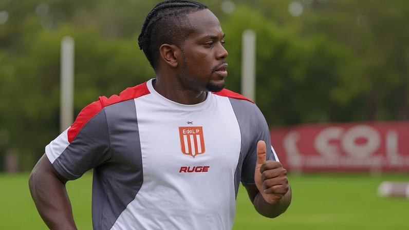 Cetré está no time de La Plata desde 2024. Foto: Divulgação/Estudiantes