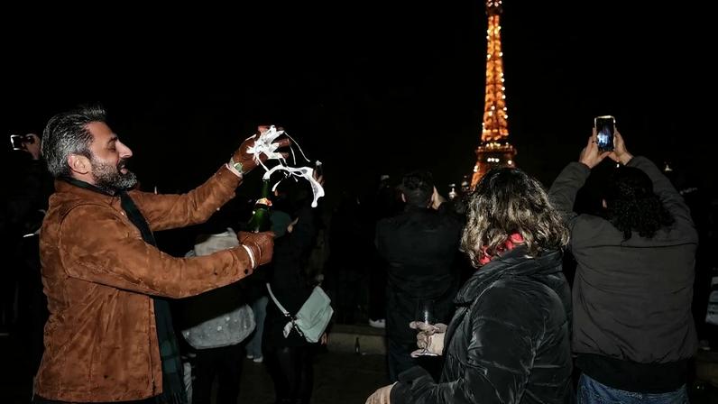 Estouro de champagne em Paris, na virada de 31 de dezembro de 2025 para 1º de janeiro de 2026. Foto: Dimitar Dilkoff/AFP