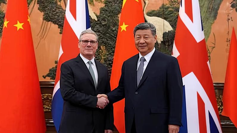 El primer ministro británico, Keir Starmer, y el presidente chino, Xi Jinping, antes de su reunión en el Gran Salón del Pueblo en Pekín, este jueves.