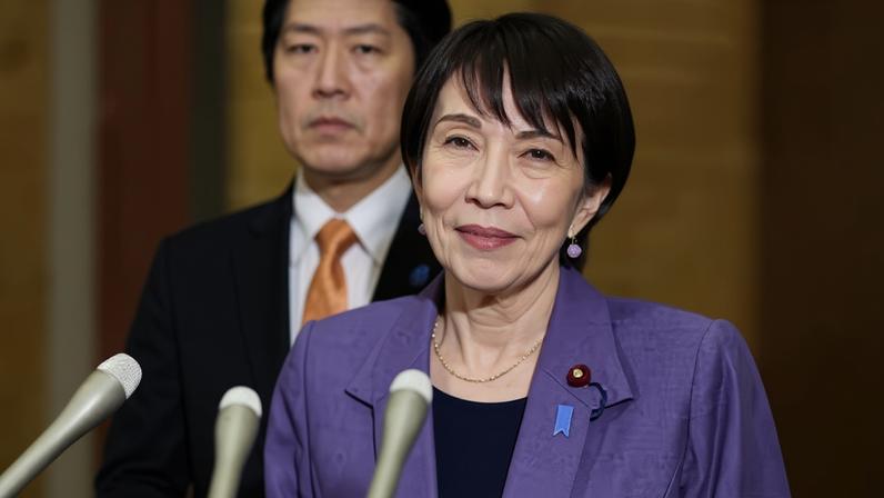 La primera ministra japonesa Sanae Takaichi habla con la prensa desde su residencia de Tokio este viernes.