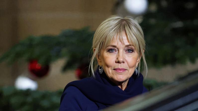 Brigitte Macron, wife of French President Emmanuel Macron waits to receive Croatia's Prime Minister Andrej Plenkovic and his wife Ana Maslac Plenkovic for a state dinner at the Elysee Palace, in Paris, France, December 8, 2025. REUTERS/Gonzalo Fuentes/File Photo