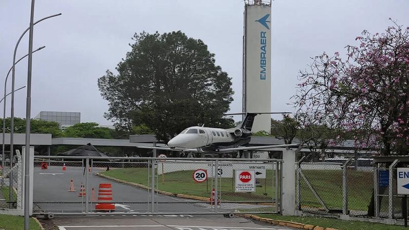 Avião na Embraer