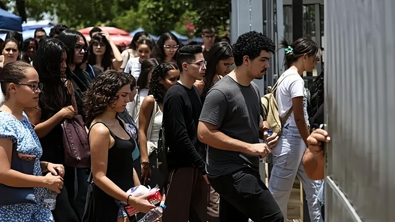 Candidatos comparecem a local de prova no segundo dia do Enem 2025