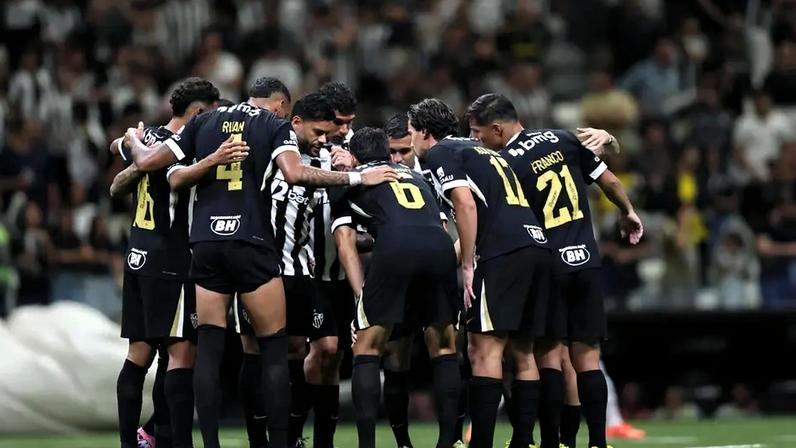 Jogadores do Atlético contra o Palmeiras (Foto: Gilson Lobo / GazetaPress)