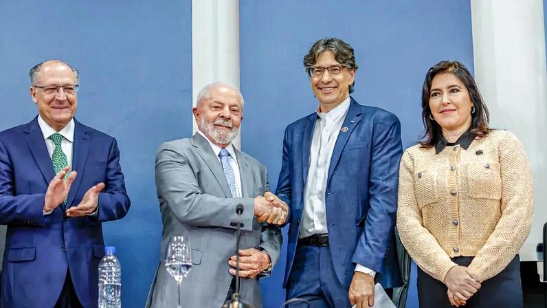 Marcio Pochmann, durante sua posse como presidente do IBGE, ao lado do presidente Lula, da ministra do Planejamento e Orçamento, Simone Tebet, e do vice-presidente Geraldo Alckmin. (Foto: Ricardo Stuckert/PR)