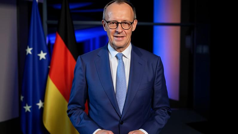 El canciller alemán, Friedrich Merz, frente a una cámara de televisión antes de la grabación de su primer discurso de Año Nuevo en la Cancillería Federal en Berlín, el 19 de diciembre de 2025. El discurso se emitió el 30 de diciembre de 2025.