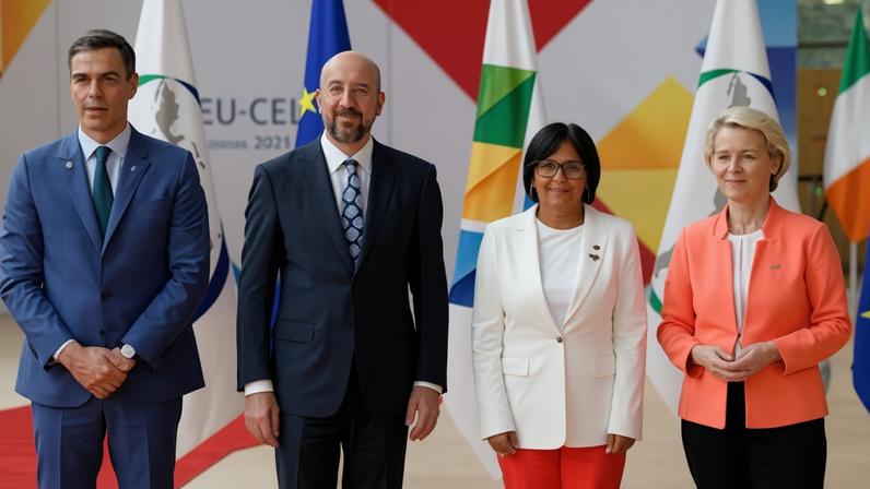 Desde la izquierda: el presidente del Gobierno español, Pedro Sánchez; el entonces del Consejo Europeo, Charles Michel; la vicepresidenta de Venezuela, Delcy Rodríguez; y la presidenta de la Comisión Europea, Ursula von der Leyen, en la cumbre UE-Celac de julio de 2023.