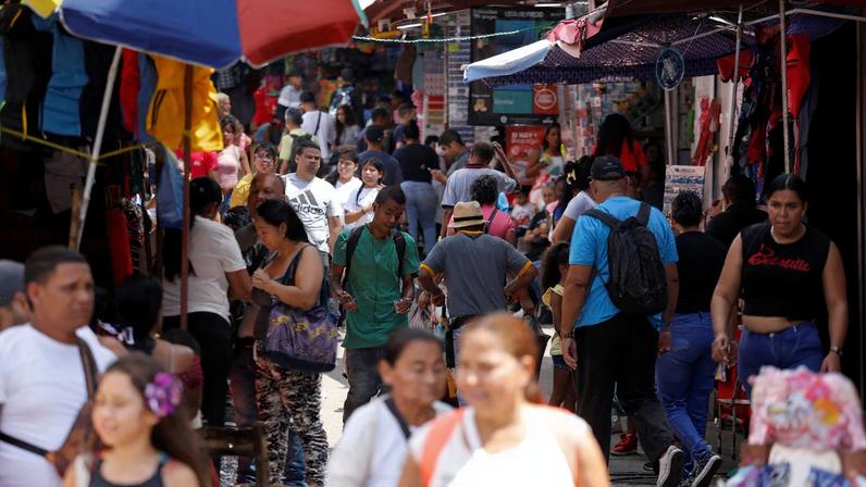 People walk through a market in the low-income Petare neighbourhood, in Caracas, Venezuela November 16, 2024. REUTERS//File Photo