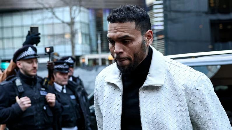 Cantor Chris Brown vai a tribunal no Reino Unido antes do julgamento por agressão