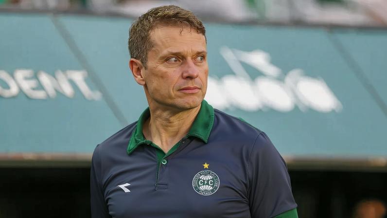 Fernando Seabra em Coritiba x Bragantino, no Couto Pereira. Foto: Geraldo Bubniak/AGB/Gazeta Press