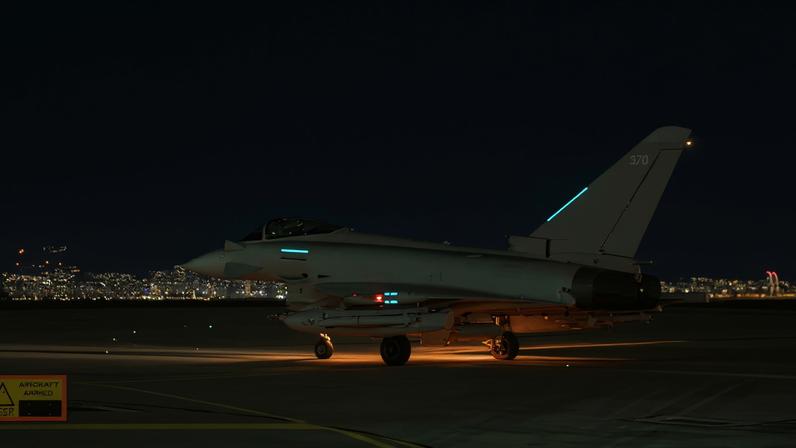 Un avión Typhoon de las Fuerzas Aéreas británicas se prepara para despegar en un lugar no revelado de Oriente Próximo, este domingo.