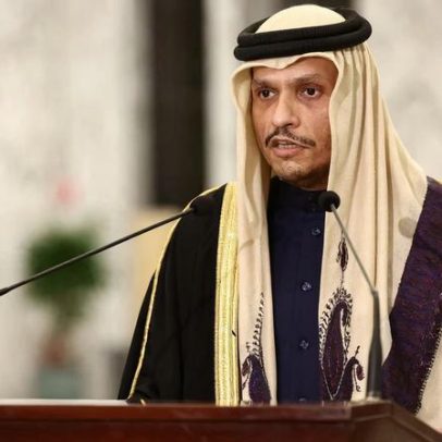 PM do Qatar se reúne com Larijani em Teerã para debater afrouxamento regional