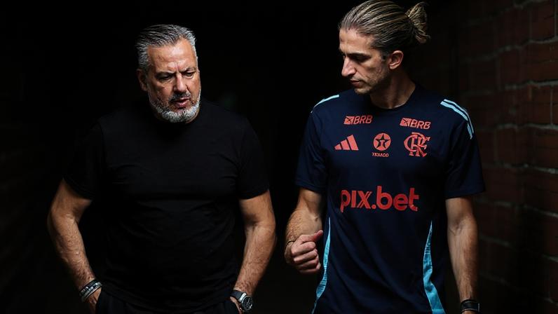 José Boto e Filipe Luís conversam durante treino do Flamengo no Ninho do Urubu (Foto: Adriano Fontes / Flamengo)