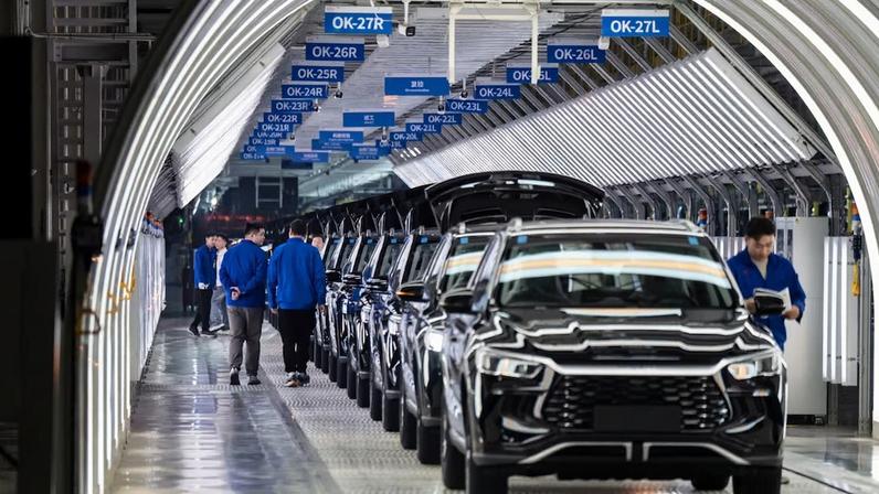 Linha de produção da BYD: desafio concorrencial no mercado doméstico da China e barreiras comerciais em outros países