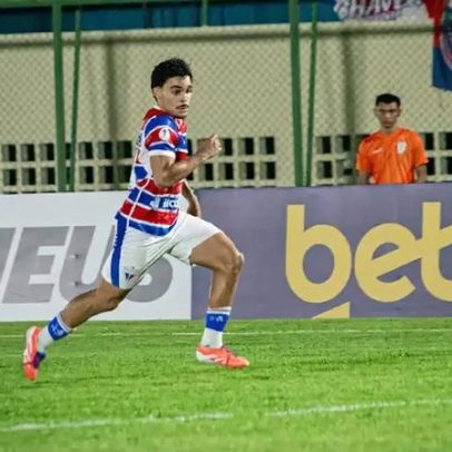 Fortaleza encerra contrato com lateral e empresta dois atletas