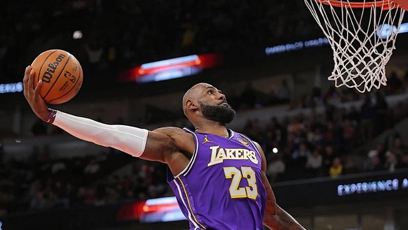 LeBron James em ação durante jogo da NBA