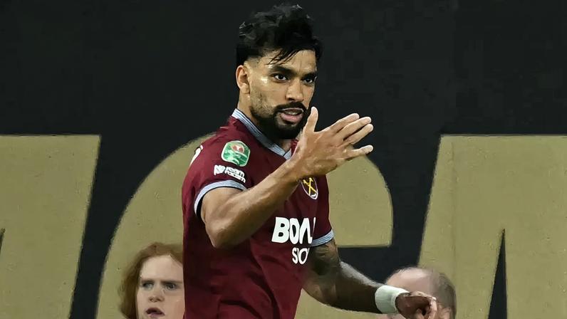 Lucas Paquetá comemora gol marcado pelo West Ham sobre o Wolverhampton, na Copa da Liga Inglesa (Foto: Paul Ellis/AFP)