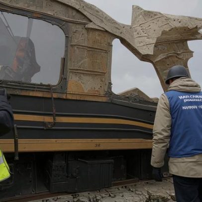 Ataque de drone russo a trem de passageiros em Kharkiv mata três