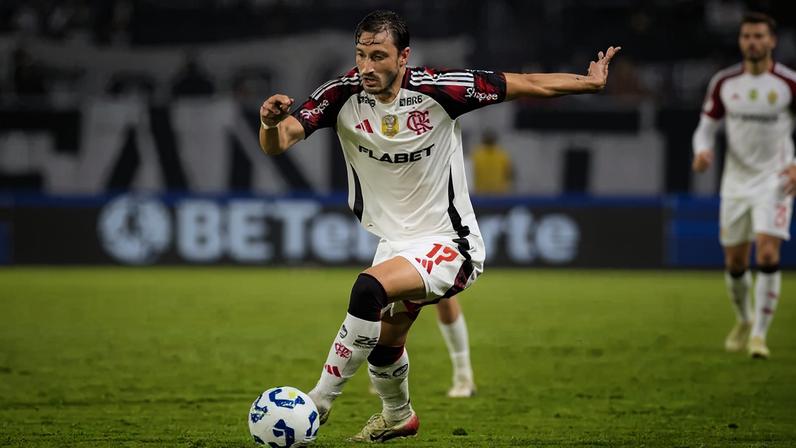 Matías Viña conduz Flamengo ao ataque em jogo contra o Bragantino (Foto: Adriano Fontes / Flamengo)