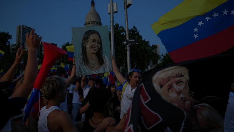 Venezolanos festejan en Santiago, Chile, este sábado.
