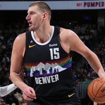 Jokic volta, domina e Nuggets vencem Clippers