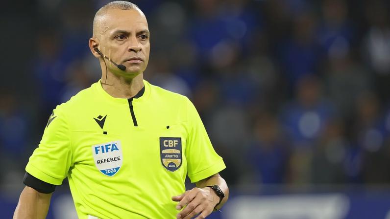 O arbitro Wilton Pereira Sampaio durante partida entre Cruzeiro e Flamengo no estadio Mineirao