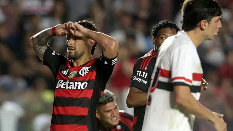 O jogador Arrascaeta se lamenta. Partida entre Sao Paulo e Flamengo valida pelo Campeonato Brasileiro