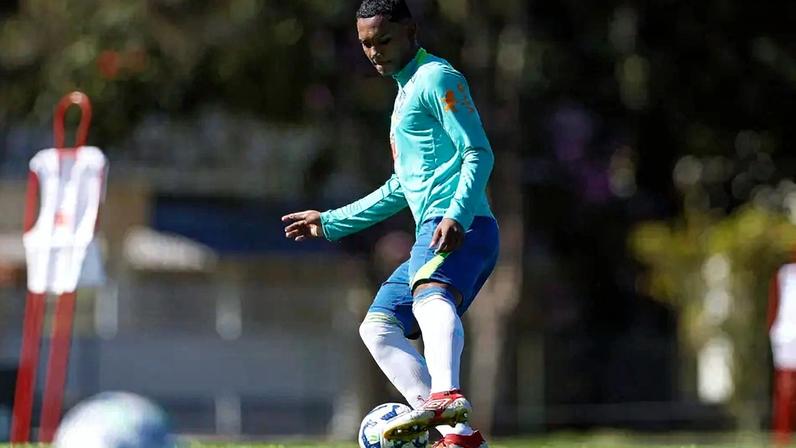 Raykkonen em passagem pela seleção sub 17 no ano passado (Foto: Rafael Ribeiro/CBF)