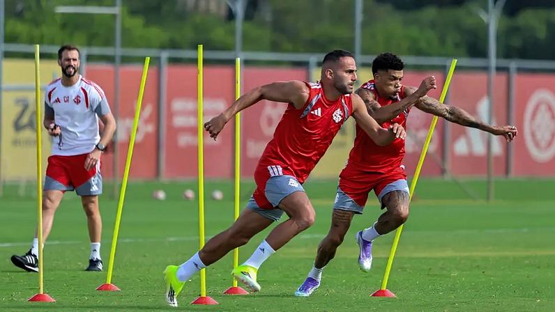 Thiago Maia e Juninho começam o jogo (Foto: Ricardo Duarte/SC Internacional)