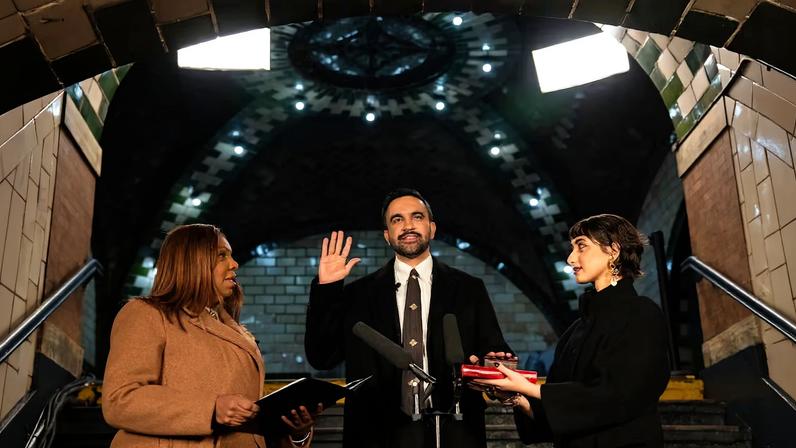 Desde la izquierda, Letitia James, Zohran Mamdani y la esposa de este, Rama Duwaji, en la toma de posesión de Mamdani este 1 de enero.