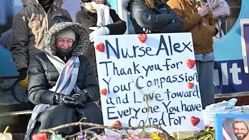Una mujer llora ante el memorial improvisado de Alex Pretti en Minneapolis, este domingo.