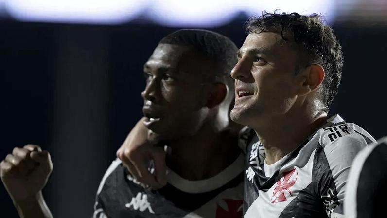 Rayan comemora seu gol ao lado de Vegetti em jogo do Vasco (Foto: Jorge Rodrigues/Agif/Gazeta Press)