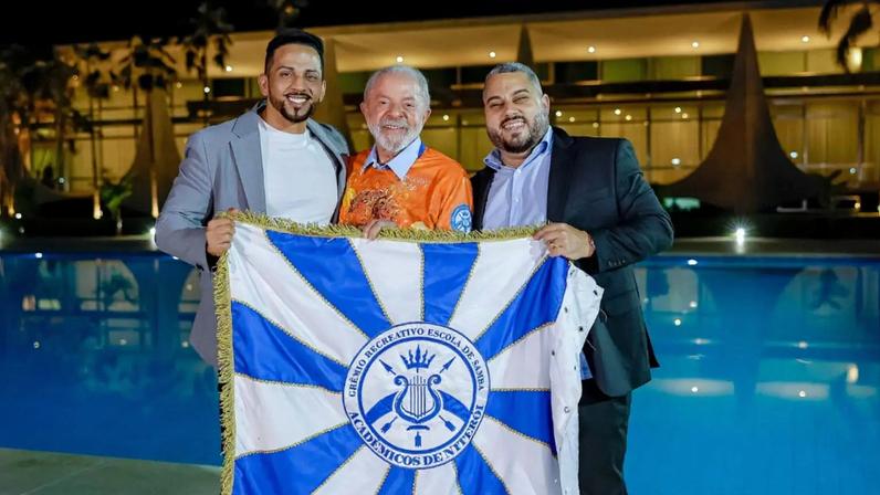 Da esquerda para a direita, o carnavalesco Tiago Martins, Lula e o presidente da Acadêmicos de Niterói, Wallace Palhares (Foto: Ricardo Stuckert/PR)