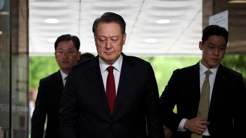 Former South Korean President Yoon Suk Yeol arrives at a court to attend a hearing to review his arrest warrant requested by special prosecutors in Seoul, South Korea, July 9, 2025. REUTERS/Kim Hong-Ji/Pool