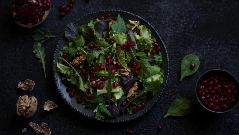 Salada com romã e nozes (Imagem: Maria_Usp | Shutterstock)