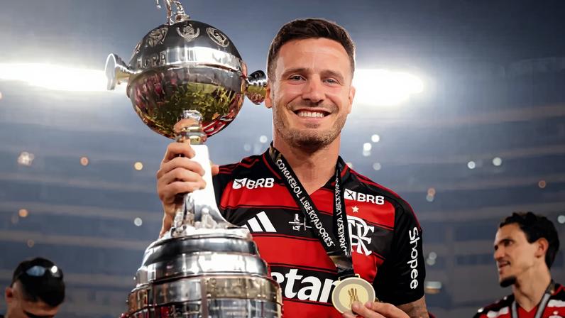 Saúl Ñiguez segura o troféu de campeão da Libertadores (Foto: Adriano Fontes / Flamengo)