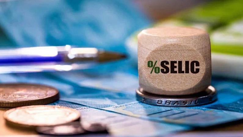 A palavra SELIC escrita em um dado de madeira. Taxa básica de juros. Brasil. Economia e investimentos brasileiros