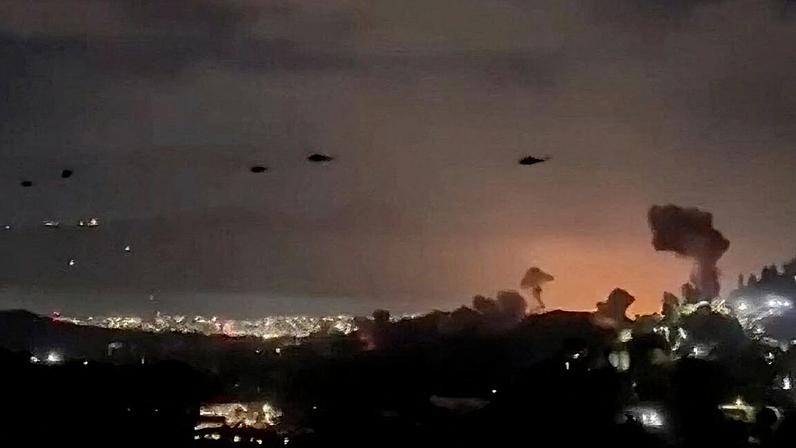 Varios helicópteros del ejército de EE UU sobrevuelan Caracas, durante la operación militar para capturar a Maduro.