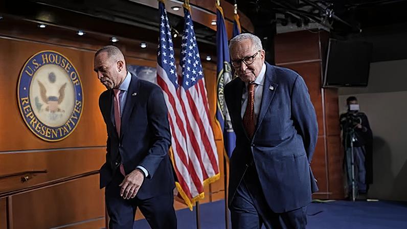 Los líderes del partido demócrata en el Congreso y el Senado, Hakeem Jeffries y Chuck Shumer, en el Capitolio.