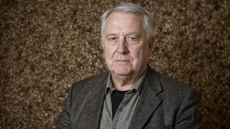 Wheat grains are seen inside a storage of a farm near a frontline in the village of Velykomykhailivka in Dnipropetrovsk region, Ukraine August 15, 2023. REUTERS/Viacheslav Ratynskyi/File Photo