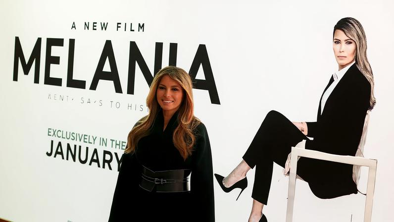 La primera dama de Estados Unidos, Melania Trump, posa junto al cartel de la película sobre su vida, ayer en Nueva York.