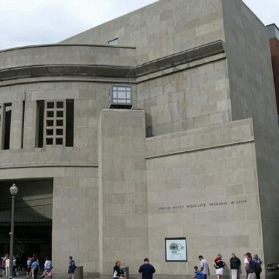 Museu do Holocausto repudia comparação entre Anne Frank e crise migratória