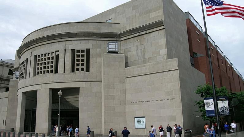 Museu do Holocausto repudia comparação entre Anne Frank e crise migratória