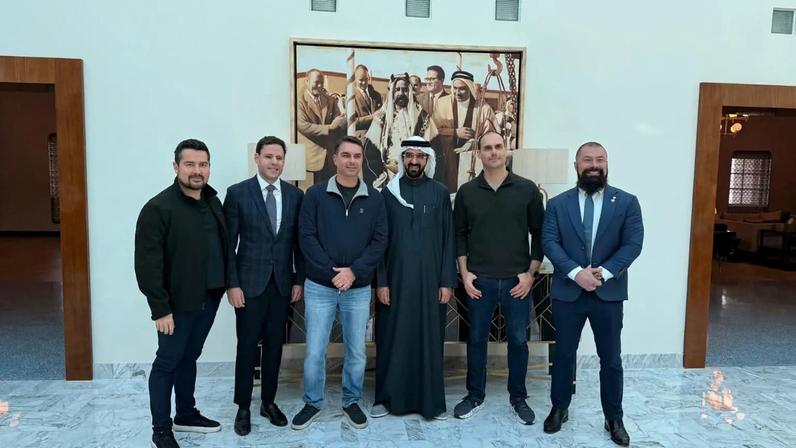 Flávio e Eduardo Bolsonaro foram convidados para um jantar privado no palácio do príncipe Sheikh Khaled bin Hamad Al Khalifa (Foto: Arquivo pessoal/ Paulo Figueiredo)