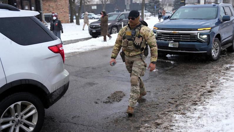 A federal agent walks while immigration enforcement continues after a U.S. Immigration and Customs Enforcement (ICE) agent fatally shot Renee Nicole Good on January 7 during an immigration raid, in Minneapolis, Minnesota, U.S., January 21, 2026. REUTERS/Leah Millis