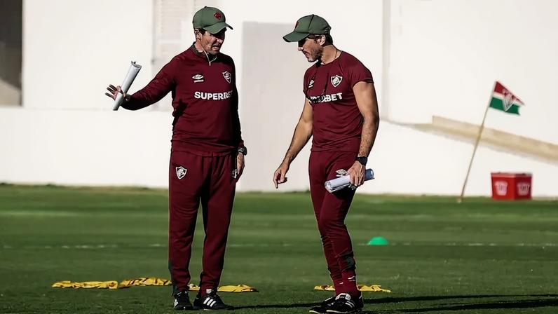 Zubeldía e seu auxiliar conversando durante treino do Fluminense (Foto: Lucas Merçon/FFC)