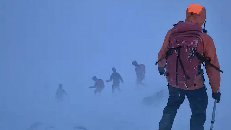 Caminhante atingido pela tempestade Chandra é resgatado após noite em abrigo