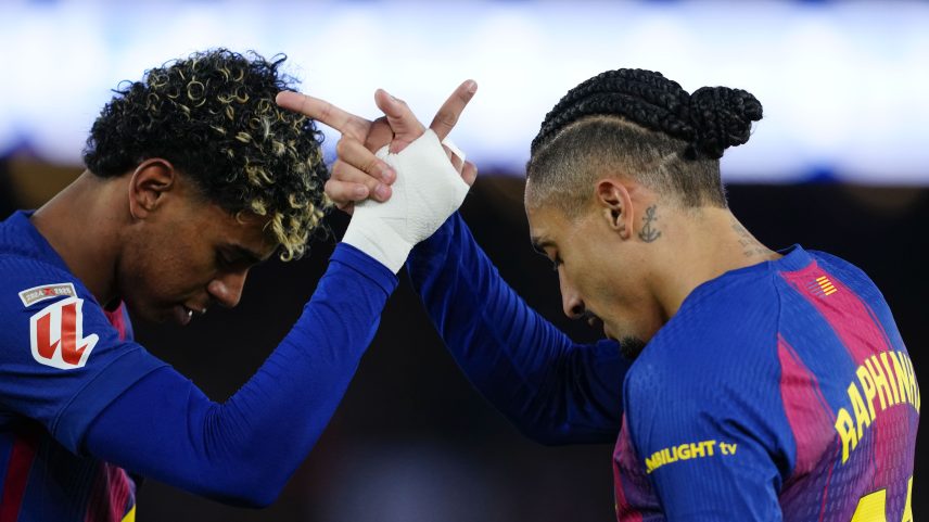 Yamal e Raphinha comemoram gol em Barcelona x Oviedo pela LaLiga — Foto: EFE/Alejandro García
